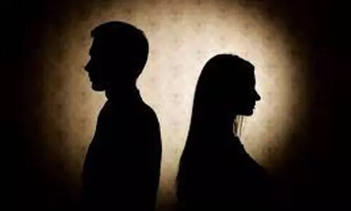 വിവാഹ ബന്ധം വേർപ്പെടുത്തിയ സ്ത്രീയുടെ സ്വത്ത് കൈവശം വെക്കാൻ മുൻഭർത്താവിന് അവകാശമില്ല -കർണാടക ഹൈകോടതി വിവാഹ ബന്ധം വേർപ്പെടുത്തിയ സ്ത്രീയുടെ സ്വത്ത് കൈവശം വെക്കാൻ മുൻഭർത്താവിന് അവകാശമില്ല -കർണാടക ഹൈകോടതി