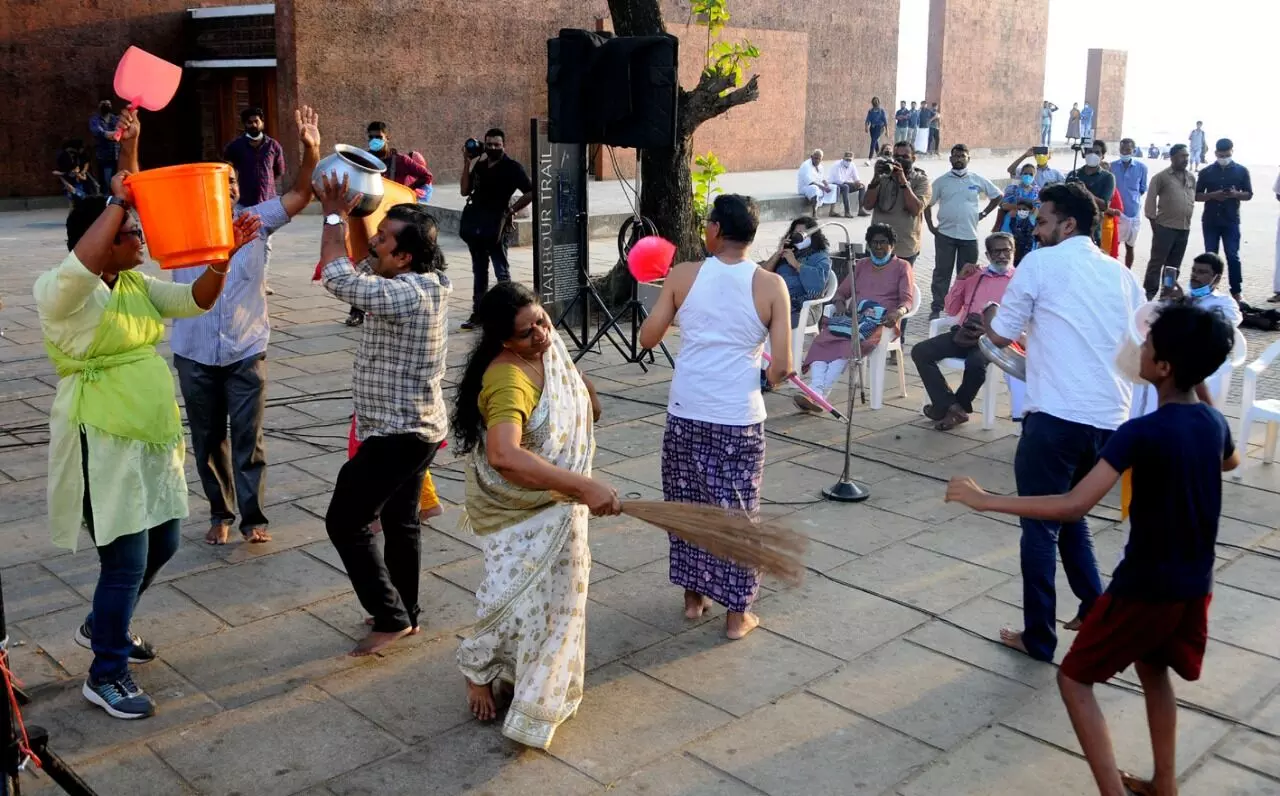 ശ്രദ്ധേയമായി തെരുവ് നാടകം THEY