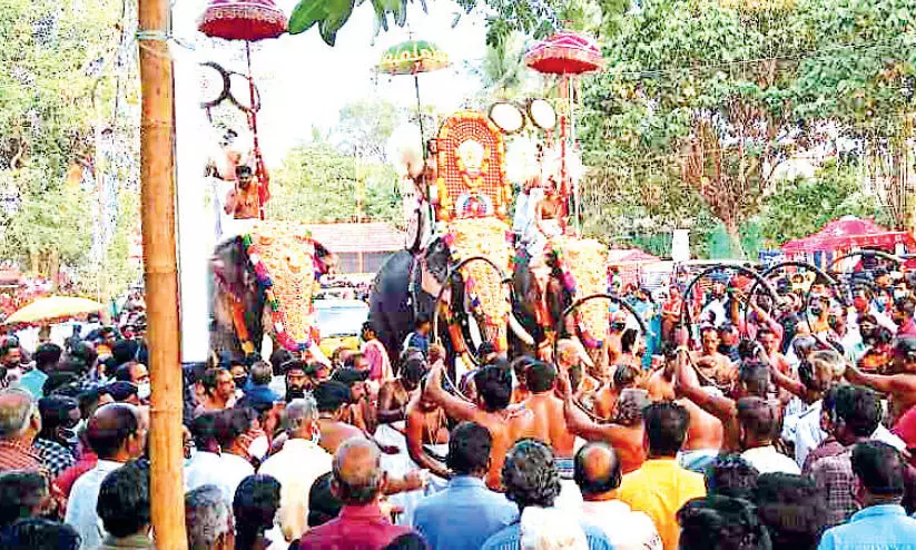 aaloor chamundikkav temple fest