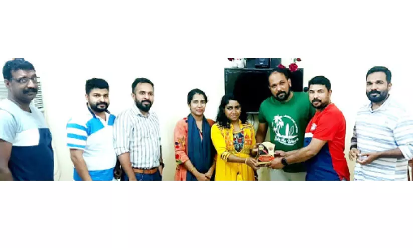 ശാ​ലി​നി ര​ജി​ത്തി​ന് ന​വോ​ദ​യ യാം​ബു ഏ​രി​യ ക​മ്മി​റ്റി യാ​ത്ര​യ​യ​പ്പ് ന​ൽ​കി