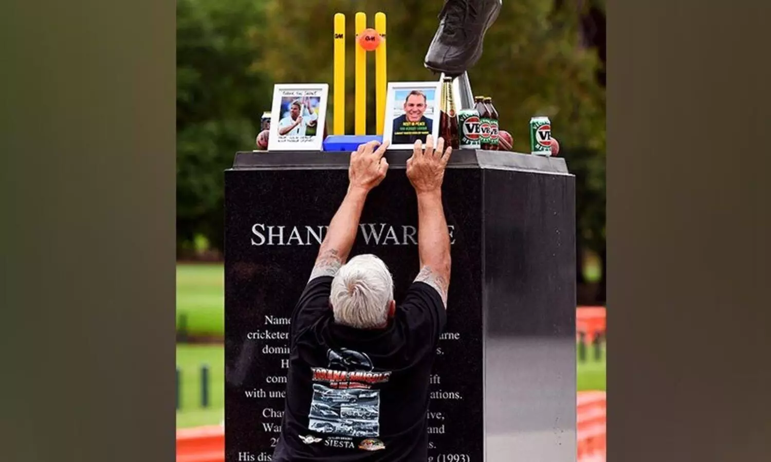 വിട, വോൺ; മെൽബണിലെ സതേൺ സ്റ്റാൻഡ്   ഇനി ഷെയ്ൻ വോൺ സ്റ്റാൻഡ്