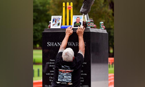 വിട, വോൺ; മെൽബണിലെ സതേൺ സ്റ്റാൻഡ്   ഇനി ഷെയ്ൻ വോൺ സ്റ്റാൻഡ്