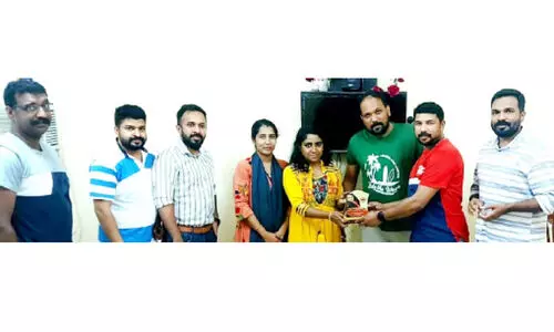 ശാ​ലി​നി ര​ജി​ത്തി​ന് ന​വോ​ദ​യ യാം​ബു ഏ​രി​യ ക​മ്മി​റ്റി യാ​ത്ര​യ​യ​പ്പ് ന​ൽ​കി