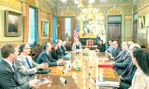 പ്രി​ൻ​സ് സ​ൽ​മാ​ൻ ബി​ൻ ഹ​മ​ദ് ആ​ൽ ഖ​ലീ​ഫ -ക​മ​ല ഹാ​രി​സ് കൂ​ടി​ക്കാ​ഴ്ച