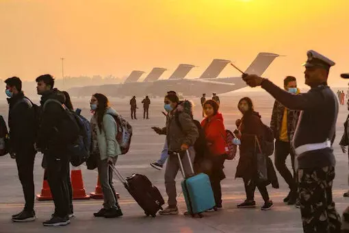 ബോംബാക്രമണം രൂക്ഷമായ സുമിയിൽ കുടുങ്ങിയത് 700 ഇന്ത്യൻ വിദ്യാർഥികൾ; രക്ഷിക്കുന്നതിൽ ശ്രദ്ധ കേന്ദ്രീകരിക്കുമെന്ന് കേന്ദ്ര സർക്കാർ