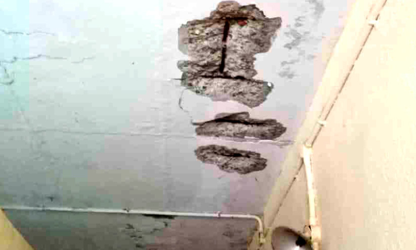 മിനി സിവിൽ സ്റ്റേഷൻ കെട്ടിടത്തിലെ സീലിങ് അടർന്ന് വീഴുന്നു മിനി സിവിൽ സ്റ്റേഷൻ കെട്ടിടത്തിലെ സീലിങ് അടർന്ന് വീഴുന്നു