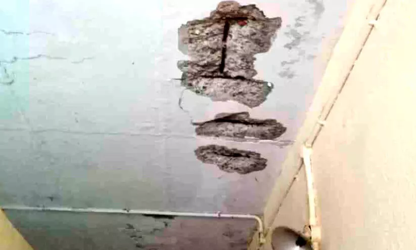 മിനി സിവിൽ സ്റ്റേഷൻ കെട്ടിടത്തിലെ സീലിങ് അടർന്ന് വീഴുന്നു മിനി സിവിൽ സ്റ്റേഷൻ കെട്ടിടത്തിലെ സീലിങ് അടർന്ന് വീഴുന്നു