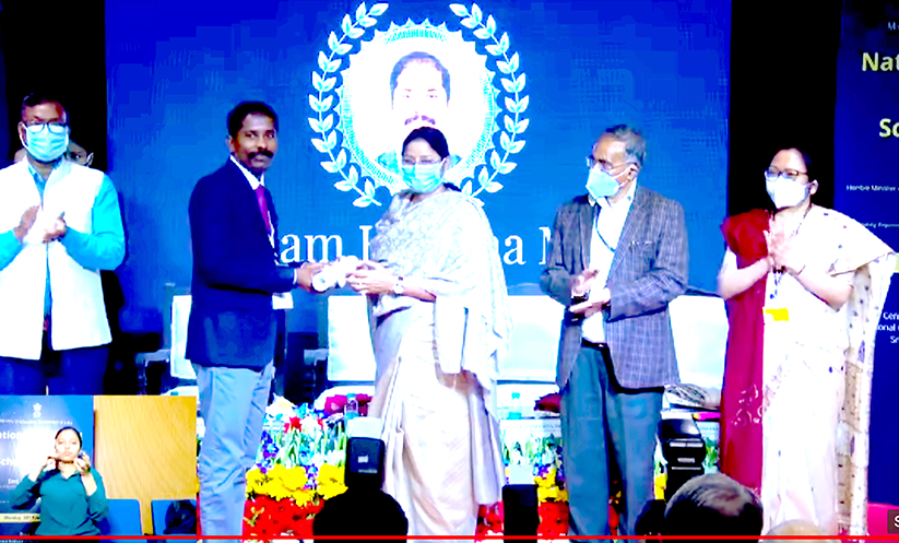 ശ്യാം കൃഷ്ണ ദേശീയപുരസ്കാരം ഏറ്റുവാങ്ങി ശ്യാം കൃഷ്ണ ദേശീയപുരസ്കാരം ഏറ്റുവാങ്ങി