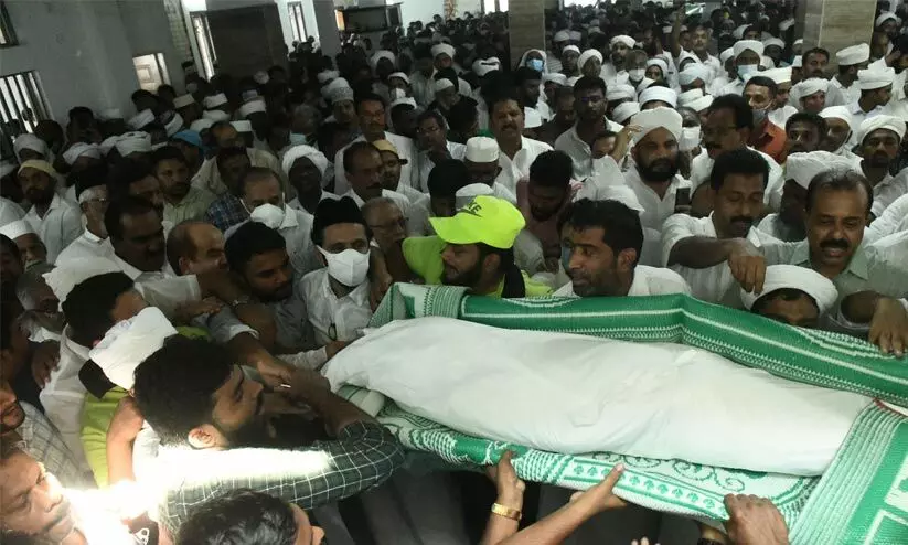 ഹൈദരലി തങ്ങളുടെ ഭൗതികശരീരം പാണക്കാട്ടെ വീട്ടിലെത്തിച്ചു; മലപ്പുറം ടൗൺഹാളിൽ പൊതുദർശനം ഹൈദരലി തങ്ങളുടെ ഭൗതികശരീരം പാണക്കാട്ടെ വീട്ടിലെത്തിച്ചു; മലപ്പുറം ടൗൺഹാളിൽ പൊതുദർശനം