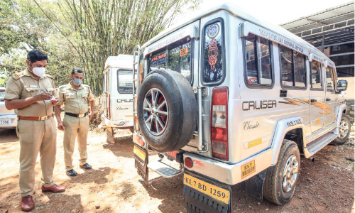 വിദ്യാർഥികളെ കൊണ്ടുപോയ വ്യാജ നമ്പർ പ്ലേറ്റ് ഘടിപ്പിച്ച വാഹനം പിടികൂടി