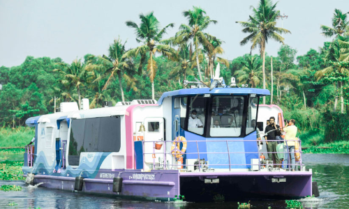 ഓളപ്പരപ്പിൽ യാത്രസുഖം   വരുന്നൂ..