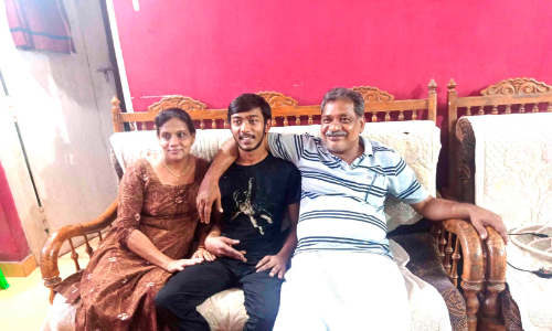 യുദ്ധഭൂമിയിൽനിന്ന് മടങ്ങിയെത്തിയ ആശ്വാസത്തിൽ അൽഫോൻസ് തോമസ്