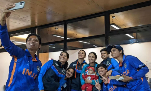 മത്സരശേഷം പാക് നായിക ബിസ്മ മറൂഫിന്‍റെ മകളെ കൊഞ്ചിച്ച് ഇന്ത്യൻ താരങ്ങൾ; വൈറലായി വിഡിയോ