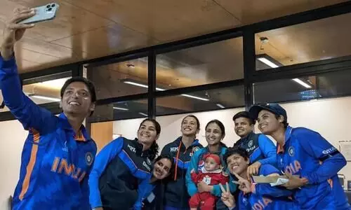 മത്സരശേഷം പാക് നായിക ബിസ്മ മറൂഫിന്‍റെ മകളെ കൊഞ്ചിച്ച് ഇന്ത്യൻ താരങ്ങൾ; വൈറലായി വിഡിയോ