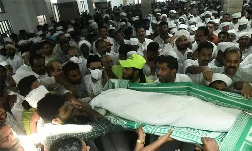 ഹൈദരലി തങ്ങളുടെ ഭൗതികശരീരം പാണക്കാട്ടെ വീട്ടിലെത്തിച്ചു; മലപ്പുറം ടൗൺഹാളിൽ പൊതുദർശനം