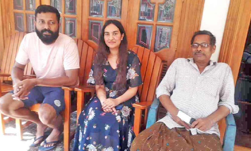 ലാപ് ടോപ്, പുസ്തകം, വസ്ത്രം... എല്ലാം ഉപേക്ഷിച്ച് ജീവനുംകൊണ്ട് ഓടി ലാപ് ടോപ്, പുസ്തകം, വസ്ത്രം... എല്ലാം ഉപേക്ഷിച്ച് ജീവനുംകൊണ്ട് ഓടി