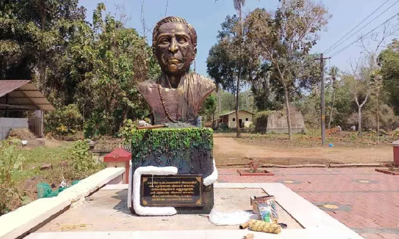 അന്ധവിശ്വാസം പ്രചരിപ്പിക്കുന്നുവെന്ന്: തിരുമുമ്പ് പ്രതിമയിലെ നാഗവും പുറ്റും നീക്കി അന്ധവിശ്വാസം പ്രചരിപ്പിക്കുന്നുവെന്ന്: തിരുമുമ്പ് പ്രതിമയിലെ നാഗവും പുറ്റും നീക്കി