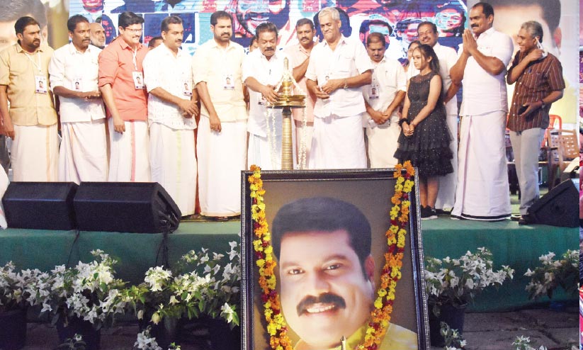 നിറവാർന്ന പാട്ടോർമയിൽ കലാഭവൻ മണി നിറവാർന്ന പാട്ടോർമയിൽ കലാഭവൻ മണി