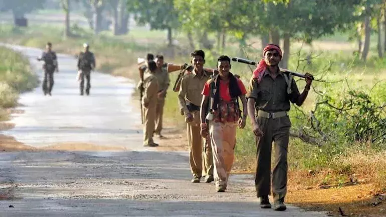 മാവോയിസ്റ്റ് ബാനർ നീക്കം ചെയ്യുന്നതിനിടെ ബോംബ് പൊട്ടി; പൊലീസുകാരന് പരിക്ക് മാവോയിസ്റ്റ് ബാനർ നീക്കം ചെയ്യുന്നതിനിടെ ബോംബ് പൊട്ടി; പൊലീസുകാരന് പരിക്ക്