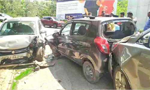 ചുരത്തിൽ അപകട പരമ്പര; നാലു പേർക്ക് പരിക്ക് ചുരത്തിൽ അപകട പരമ്പര; നാലു പേർക്ക് പരിക്ക്
