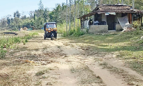 റോ​ഡി​നാ​യി ആ​ദി​വാ​സി​ക​ളു​ടെ കാ​ത്തി​രി​പ്പ്​ നീ​ളു​ന്നു