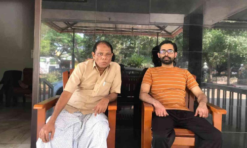 ബോം​ബ് പൊ​ട്ടി​യ​പ്പോ​ൾ ആ​ദ്യ​മൊ​ന്ന് പ​ത​റി; ദു​രി​ത​ക്ക​ട​ൽ താ​ണ്ടി ഒ​ടു​വി​ൽ ഷ​ക്കീ​ർ വീ​ട​ണ​ഞ്ഞു