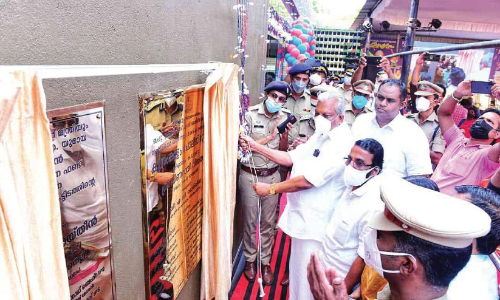 കുന്നംകുളത്തെ ഹൈടെക് പൊലീസ് സ്റ്റേഷൻ നാടിന് സമർപ്പിച്ചു കുന്നംകുളത്തെ ഹൈടെക് പൊലീസ് സ്റ്റേഷൻ നാടിന് സമർപ്പിച്ചു