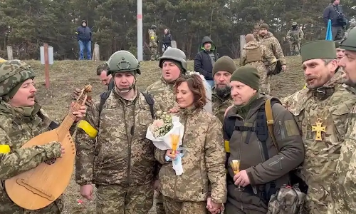 യുദ്ധഭൂമിയിൽ സൈനികർ വിവാഹിതരായി -തരംഗമായി വിഡിയോ