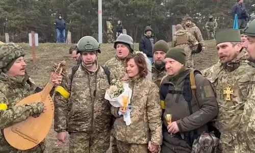 യുദ്ധഭൂമിയിൽ സൈനികർ വിവാഹിതരായി -തരംഗമായി വിഡിയോ