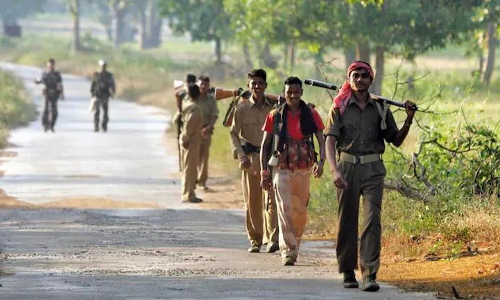 മാവോയിസ്റ്റ് ബാനർ നീക്കം ചെയ്യുന്നതിനിടെ ബോംബ് പൊട്ടി; പൊലീസുകാരന് പരിക്ക്