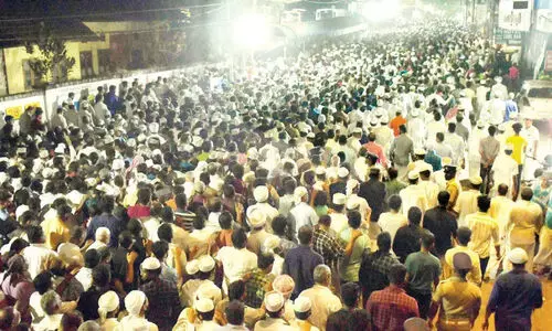 രാവുറങ്ങാതെ മലപ്പുറം; ഒരു നോക്ക്​ കാണാനാവാതെ ആയിരങ്ങൾ