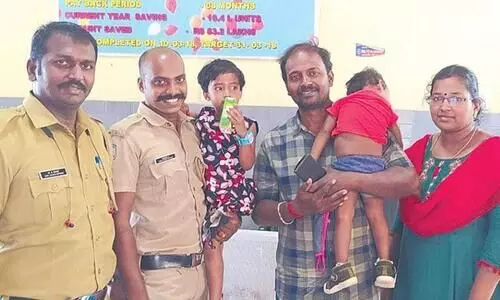 റിയശ്രീക്കിത് പുനർജന്മം; ട്രാക്കിലേക്കുവീണ നാലുവയസ്സുകാരിക്ക് രക്ഷകരായി പൊലീസുകാർ