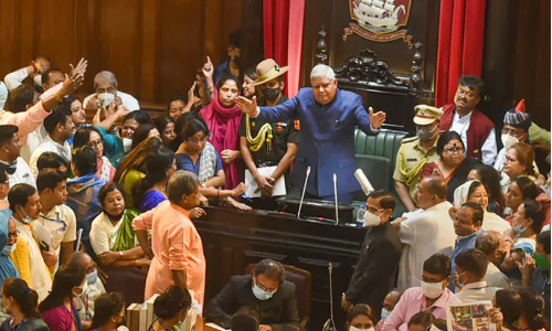 ബംഗാൾ നിയമസഭയിൽ നാടകീയ രംഗങ്ങൾ