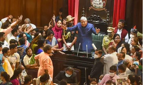 ബംഗാൾ നിയമസഭയിൽ നാടകീയ രംഗങ്ങൾ