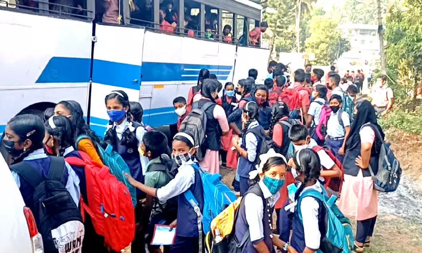 ഇവിടെ,  വിദ്യാർഥികളുടെ യാത്രനിരക്ക് നേരത്തേ കൂട്ടി ബസുകൾ