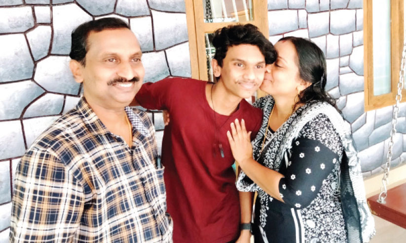 ദുരിതപർവം താണ്ടി യുദ്ധമുഖത്തുനിന്ന് രേഹനെത്തി ദുരിതപർവം താണ്ടി യുദ്ധമുഖത്തുനിന്ന് രേഹനെത്തി