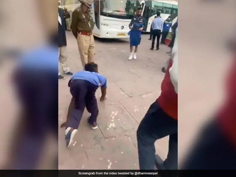 ഭിന്നശേഷിക്കാരനായ ആരാധകന് ജേഴ്സി സമ്മാനിച്ച് കോഹ്ലി; വിഡിയോ ഏറ്റെടുത്ത് ആരാധകർ ഭിന്നശേഷിക്കാരനായ ആരാധകന് ജേഴ്സി സമ്മാനിച്ച് കോഹ്ലി; വിഡിയോ ഏറ്റെടുത്ത് ആരാധകർ