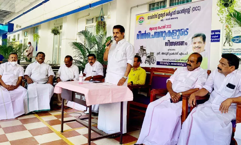 ഒ.​ഐ.​സി.​സി ആ​രോ​ഗ്യ സ​ഹാ​യി പ​ദ്ധ​തി​യി​ലൂ​ടെ വീ​ൽ​ചെ​യ​ർ വി​ത​ര​ണം ചെ​യ്തു