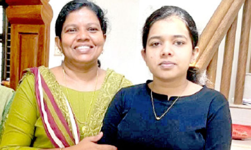 യുദ്ധഭൂമിയിൽനിന്ന് അമലു വീടണഞ്ഞു യുദ്ധഭൂമിയിൽനിന്ന് അമലു വീടണഞ്ഞു