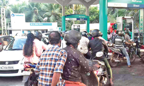 വില വർധിക്കുമെന്ന് അഭ്യൂഹം; മാഹി പമ്പുകളിൽ വാഹനങ്ങളുടെ നീണ്ടനിര; ഗതാഗതക്കുരുക്ക്