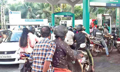 വില വർധിക്കുമെന്ന് അഭ്യൂഹം; മാഹി പമ്പുകളിൽ വാഹനങ്ങളുടെ നീണ്ടനിര; ഗതാഗതക്കുരുക്ക് വില വർധിക്കുമെന്ന് അഭ്യൂഹം; മാഹി പമ്പുകളിൽ വാഹനങ്ങളുടെ നീണ്ടനിര; ഗതാഗതക്കുരുക്ക്