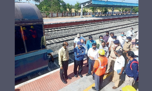 റെ​യി​ൽ​വേ സേ​ഫ്റ്റി ക​മീ​ഷ​ണ​ർ പ​രി​ശോ​ധ​ന ന​ട​ത്തി