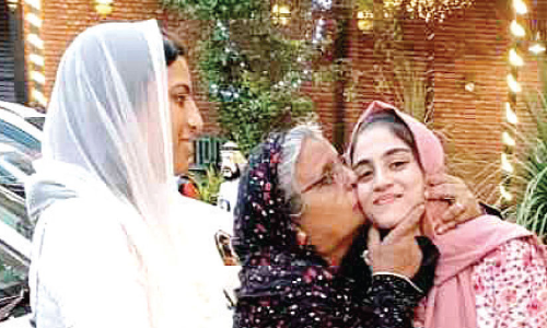 യുദ്ധപർവം താണ്ടി എത്തിയ ഷിഫക്ക് സ്നേഹചുംബനം