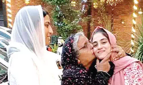 യുദ്ധപർവം താണ്ടി എത്തിയ ഷിഫക്ക് സ്നേഹചുംബനം