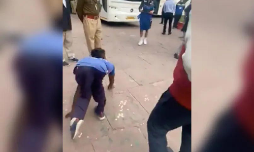 ഭിന്നശേഷിക്കാരനായ ആരാധകന് ജേഴ്സി സമ്മാനിച്ച് കോഹ്ലി; വിഡിയോ ഏറ്റെടുത്ത് ആരാധകർ