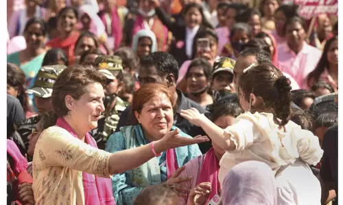 പോരാട്ടവീര്യമുയർത്തി വനിതദിന മാർച്ചുമായി പ്രിയങ്ക