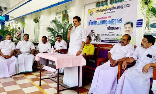 ഒ.​ഐ.​സി.​സി ആ​രോ​ഗ്യ സ​ഹാ​യി പ​ദ്ധ​തി​യി​ലൂ​ടെ വീ​ൽ​ചെ​യ​ർ വി​ത​ര​ണം ചെ​യ്തു