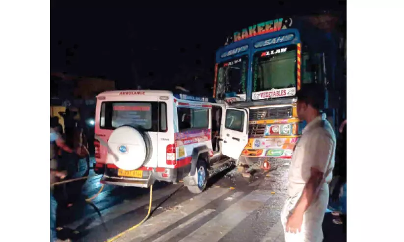 കന്നേറ്റി പാലത്തിൽ ലോറിയും ആംബുലൻസും കൂട്ടിയിടിച്ച്​ രണ്ട് പേർക്ക് പരിക്ക്