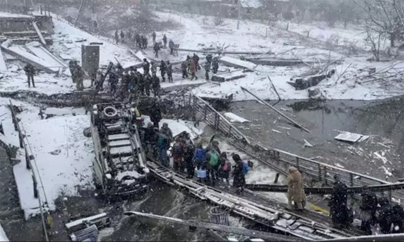 വെടിയൊച്ചകൾ താൽക്കാലികമായി നിലച്ചതോടെ രക്ഷതേടിയിറങ്ങി യുക്രെയ്ൻ ജനത