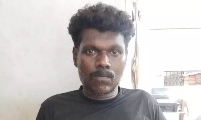 തെരുവ് വിളക്കിന്റെ ബാറ്ററി മോഷ്ടിക്കാനെത്തിയയാളെ വാർഡംഗത്തിന്റെ നേതൃത്വത്തിൽ പിടികൂടി തെരുവ് വിളക്കിന്റെ ബാറ്ററി മോഷ്ടിക്കാനെത്തിയയാളെ വാർഡംഗത്തിന്റെ നേതൃത്വത്തിൽ പിടികൂടി